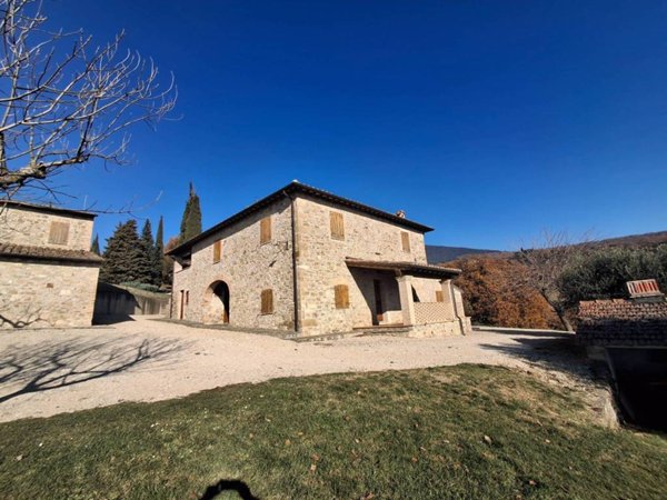 casale in vendita a Perugia in zona Colle Umberto I