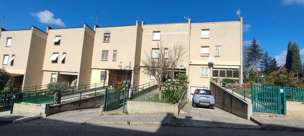 casa indipendente in vendita a Perugia in zona Ferro di Cavallo