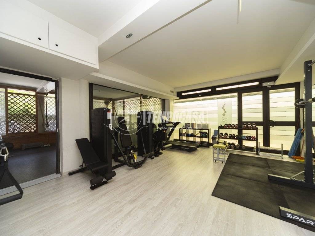 negozio in vendita a Perugia in zona Santa Lucia