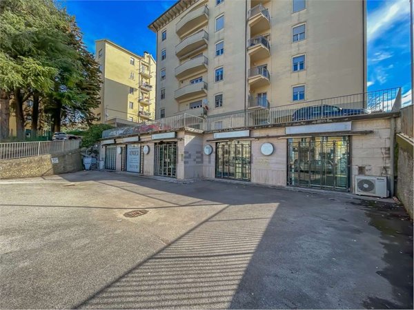locale commerciale in vendita a Perugia in zona Filosofi