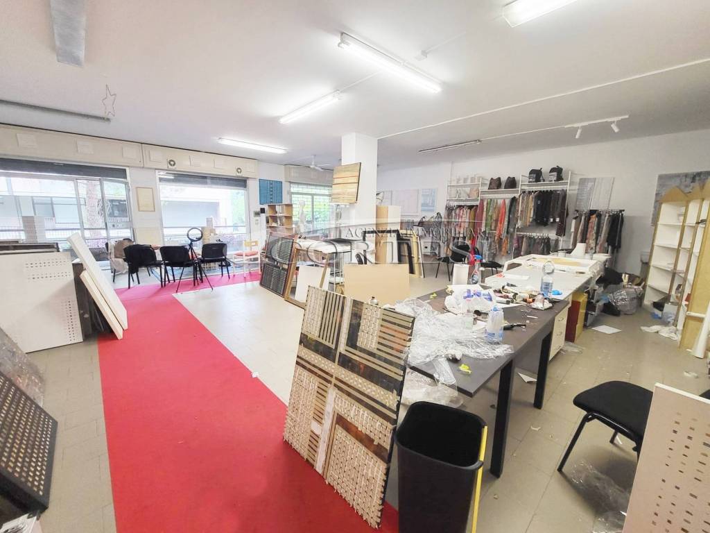 negozio in vendita a Perugia in zona Ferro di Cavallo