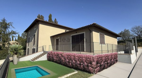 casa indipendente in vendita a Perugia in zona Madonna Alta