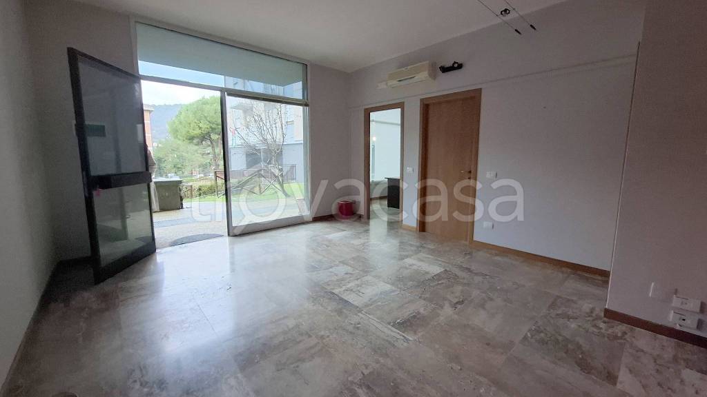 negozio in vendita a Perugia in zona Ferro di Cavallo