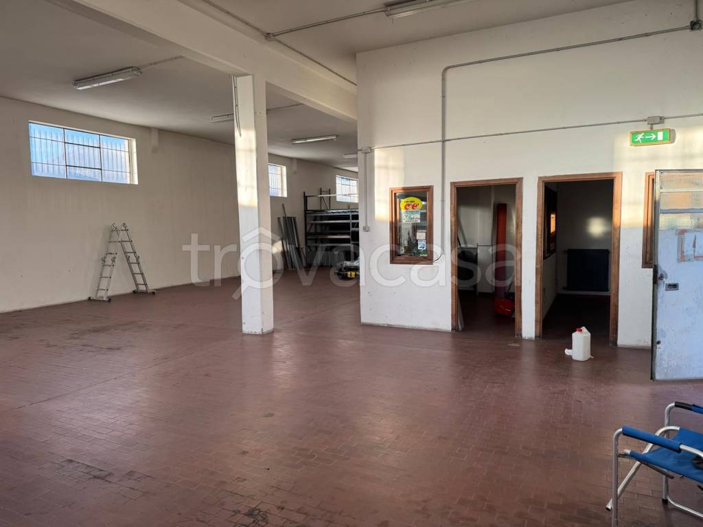 locale commerciale in vendita a Perugia in zona Prepo