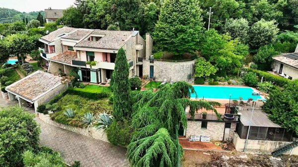 casa indipendente in vendita a Perugia in zona Ferro di Cavallo