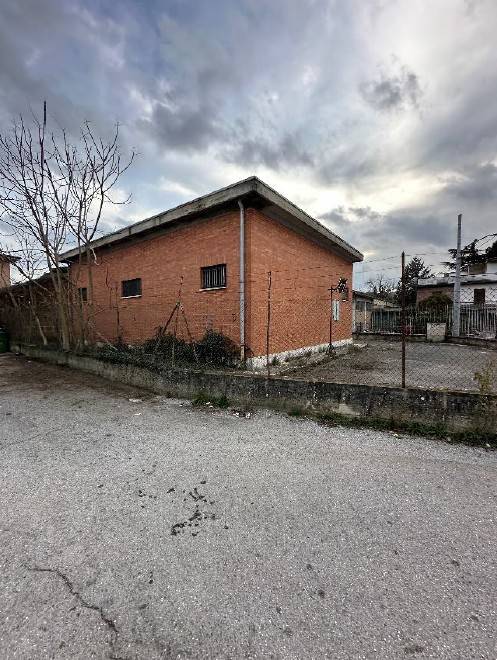 locale commerciale in vendita a Perugia in zona Ponte Valleceppi