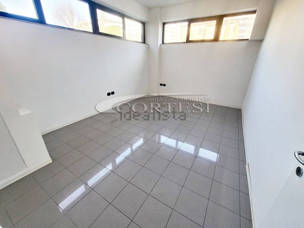 locale commerciale in vendita a Perugia in zona Madonna Alta