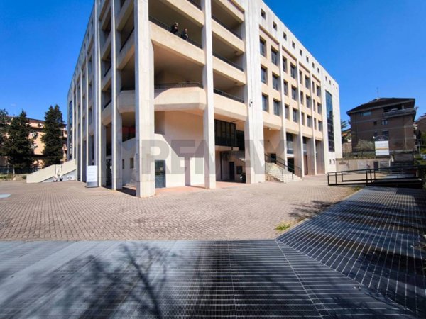 negozio in vendita a Perugia in zona Stazione