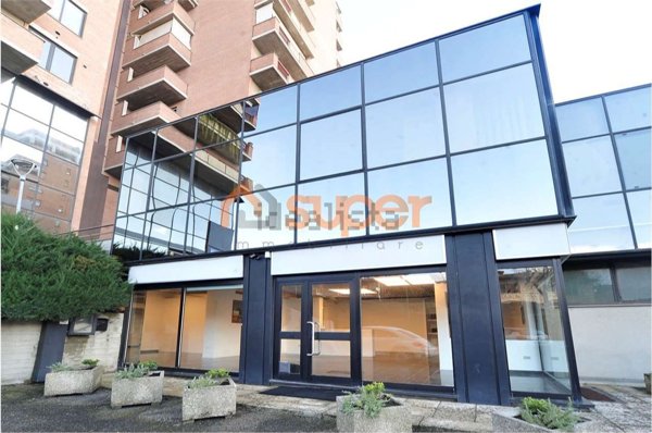 locale commerciale in vendita a Perugia in zona Madonna Alta