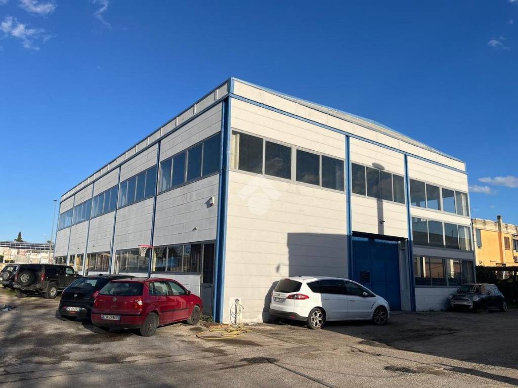 locale commerciale in vendita a Perugia in zona Montebello