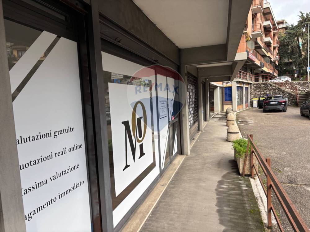 locale commerciale in vendita a Perugia in zona Centro Città