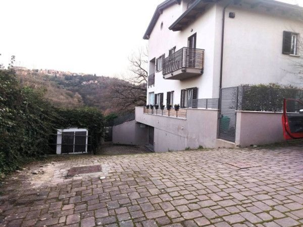 negozio in vendita a Perugia in zona Montelaguardia