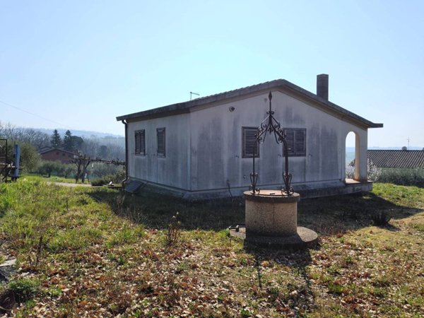 casa indipendente in vendita a Perugia in zona Piccione