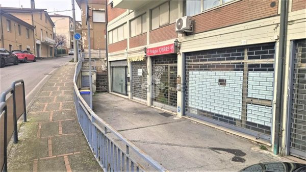 locale commerciale in vendita a Perugia in zona Ferro di Cavallo