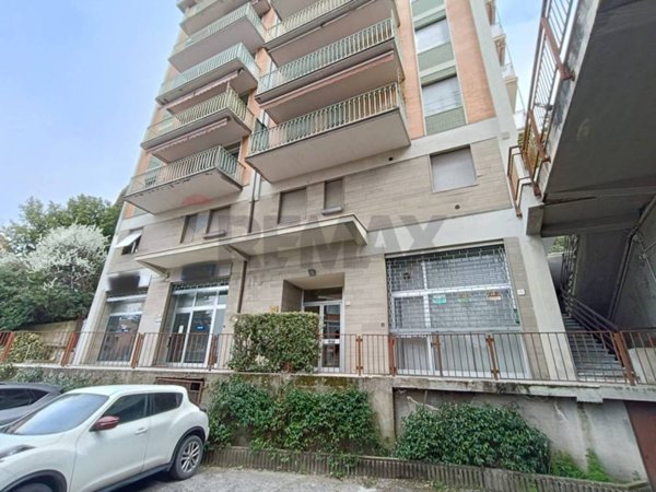 locale commerciale in vendita a Perugia in zona Filosofi