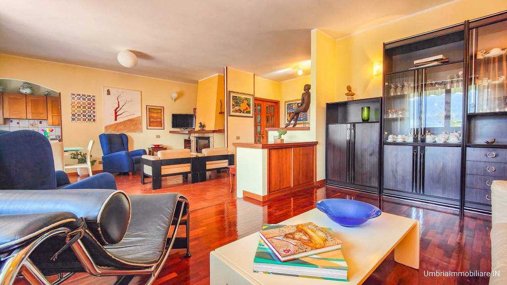 casa indipendente in vendita a Perugia in zona Parlesca