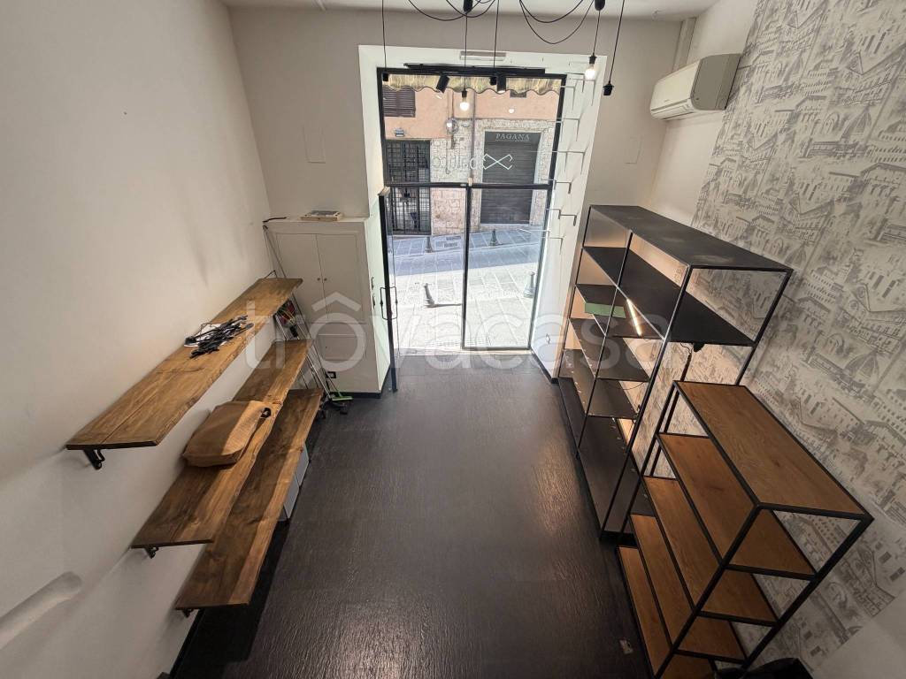 negozio in vendita a Perugia in zona Centro Città