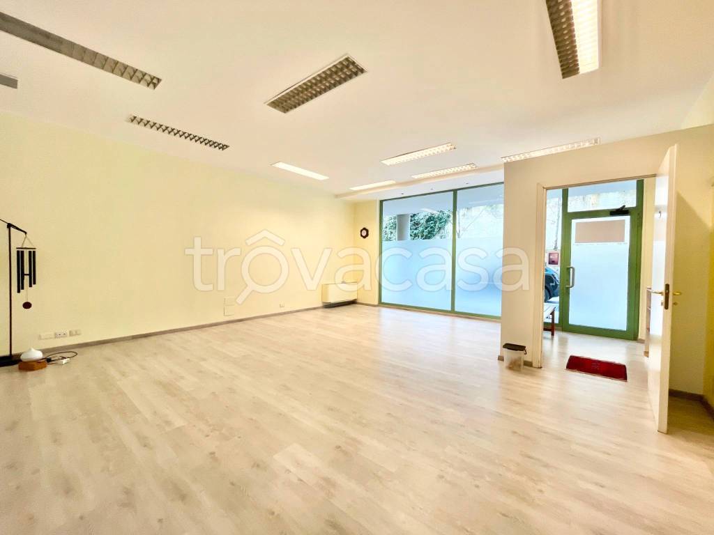 negozio in vendita a Perugia in zona L'Olmo