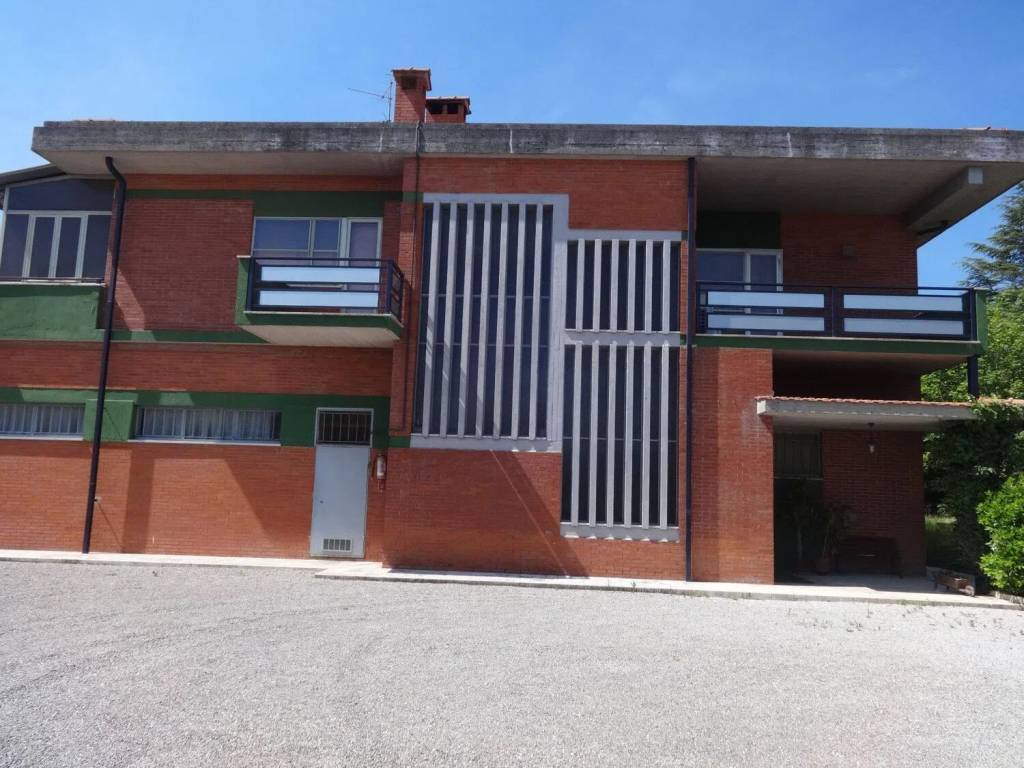 locale commerciale in vendita a Perugia in zona Lacugnano