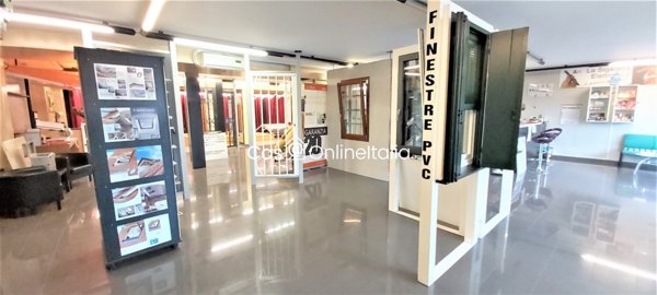 locale commerciale in vendita a Perugia in zona Sant'Andrea delle Fratte