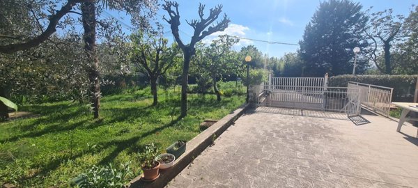 casa indipendente in vendita a Perugia in zona Lacugnano