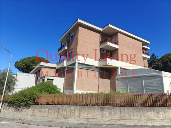 locale commerciale in vendita a Perugia in zona Stazione