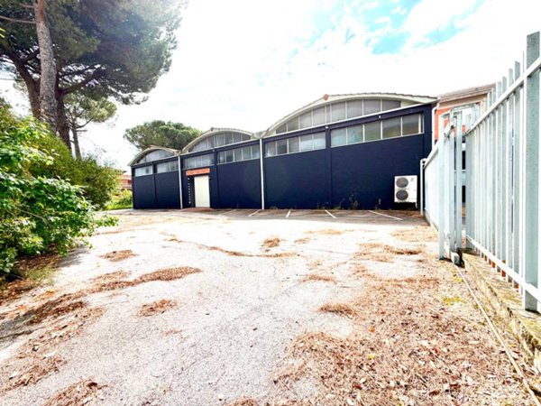 locale commerciale in vendita a Perugia in zona Madonna Alta