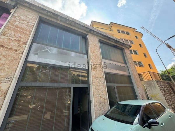 locale commerciale in vendita a Perugia in zona XX Settembre