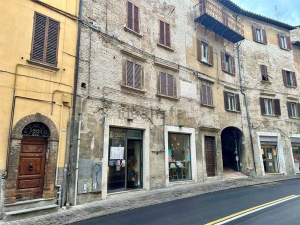 locale commerciale in vendita a Perugia in zona Centro Città