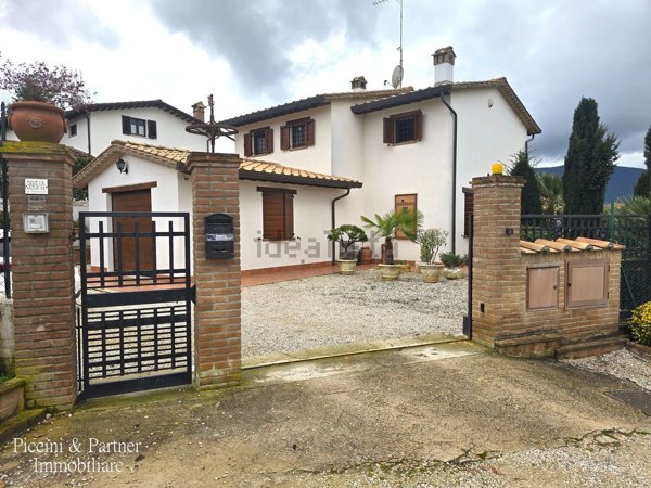 casa indipendente in vendita a Perugia in zona Parlesca