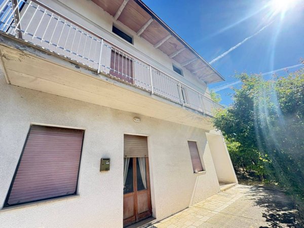 casa indipendente in vendita a Perugia in zona Parlesca