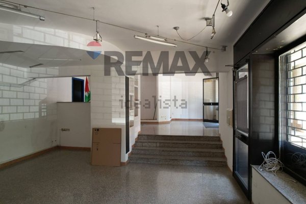 locale commerciale in vendita a Perugia in zona XX Settembre