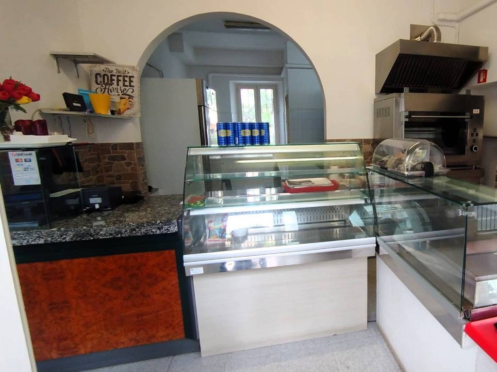negozio in vendita a Perugia in zona Madonna Alta