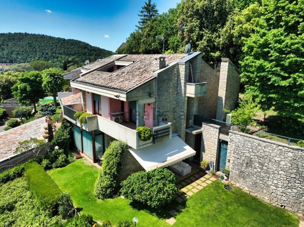 casa indipendente in vendita a Perugia in zona Ferro di Cavallo