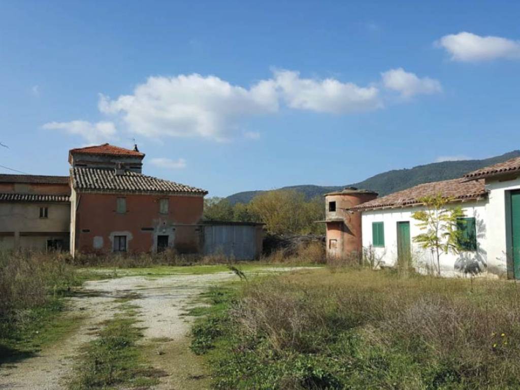 casa indipendente in vendita a Perugia in zona Parlesca