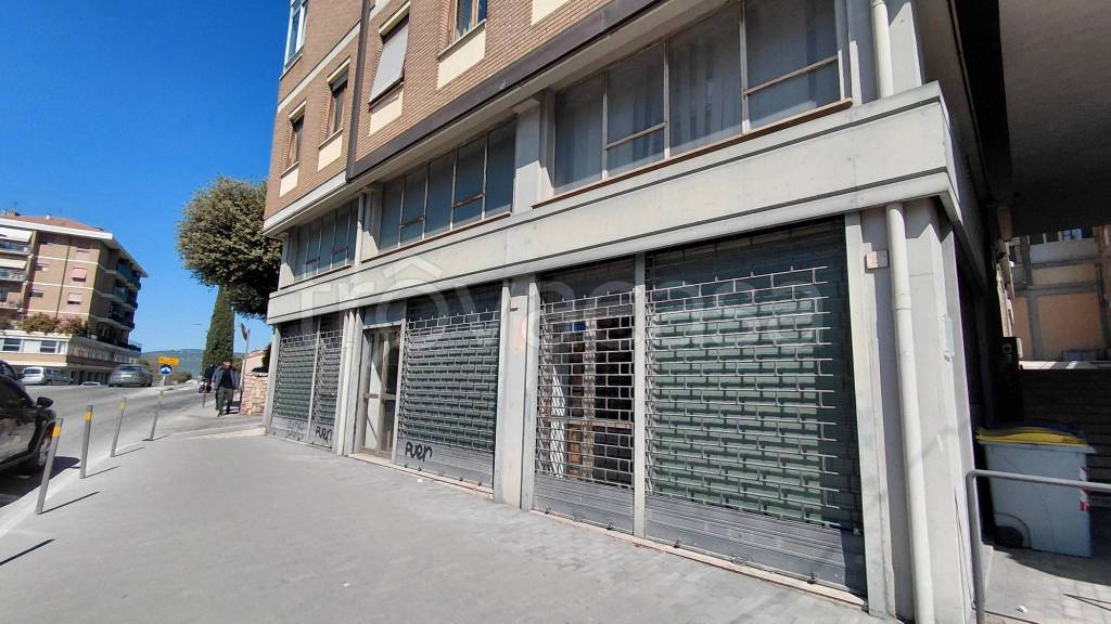 negozio in vendita a Perugia in zona Stazione