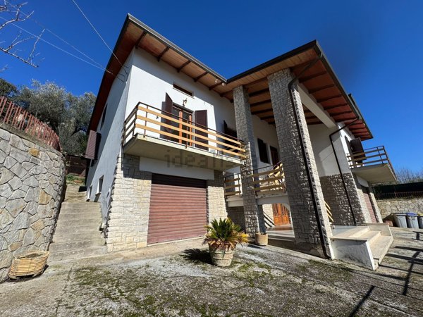 casa indipendente in vendita a Perugia in zona Fontignano