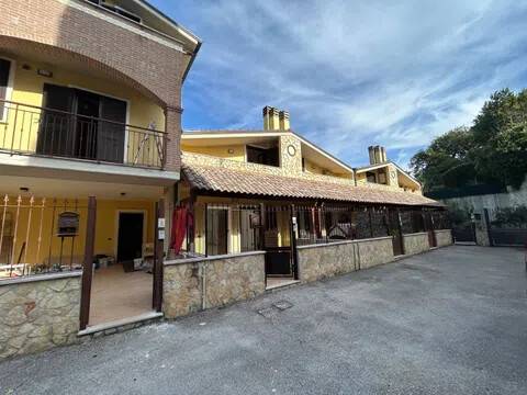 casa indipendente in vendita a Perugia in zona Piccione