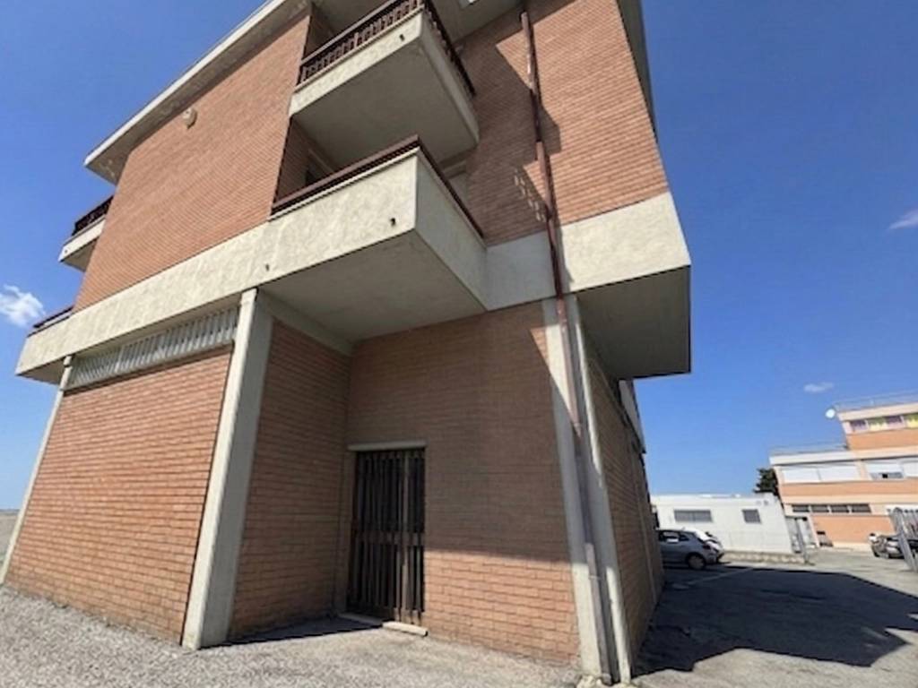 locale commerciale in vendita a Perugia in zona Madonna Alta