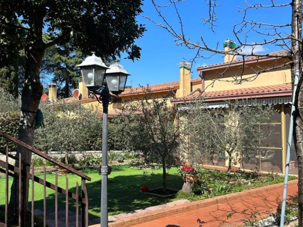 casa indipendente in vendita a Perugia in zona Lacugnano