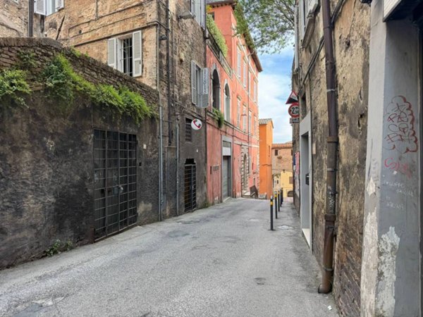 negozio in vendita a Perugia in zona Centro Città