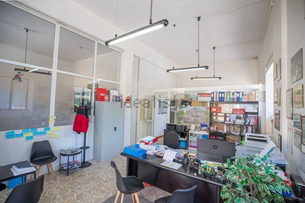 locale commerciale in vendita a Perugia in zona Ponte Felcino