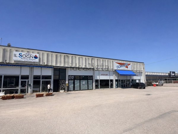 locale di sgombero in vendita a Perugia in zona Sant'Andrea delle Fratte