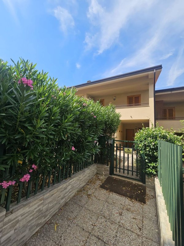 casa indipendente in vendita a Perugia in zona Lacugnano