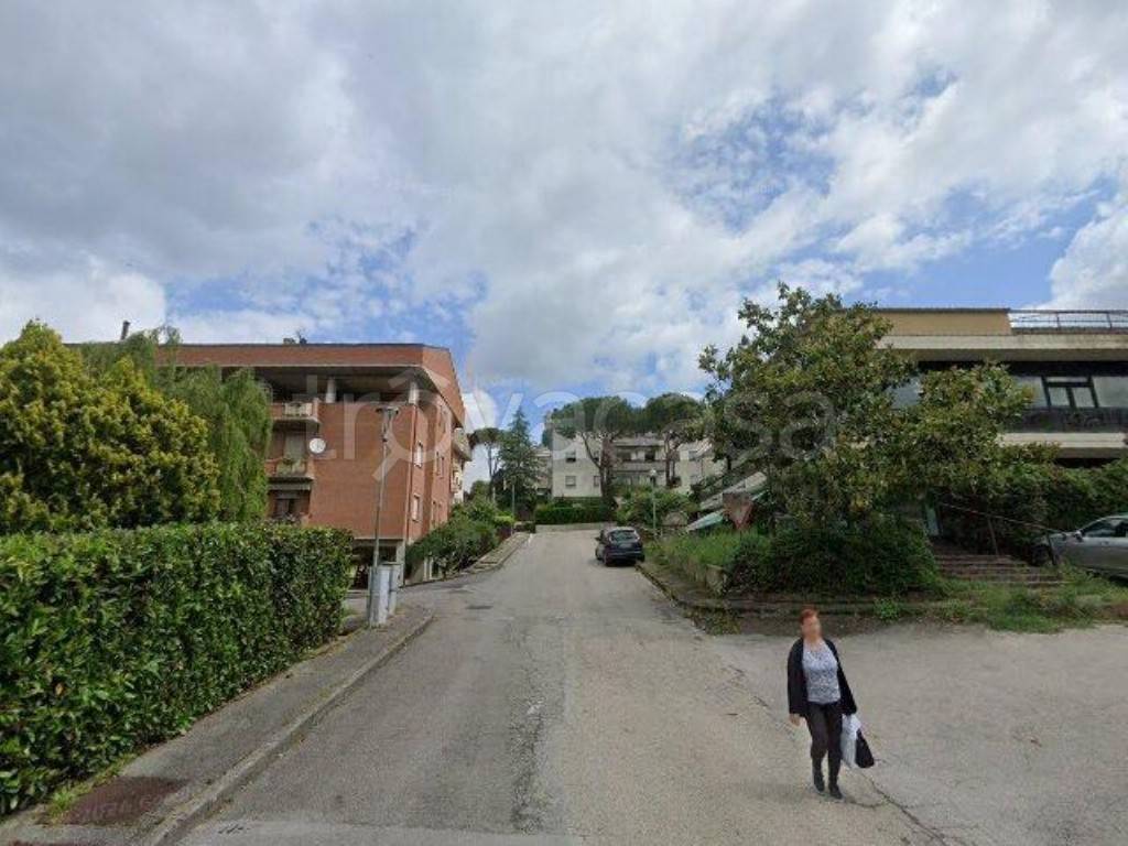 negozio in vendita a Perugia in zona Santa Lucia