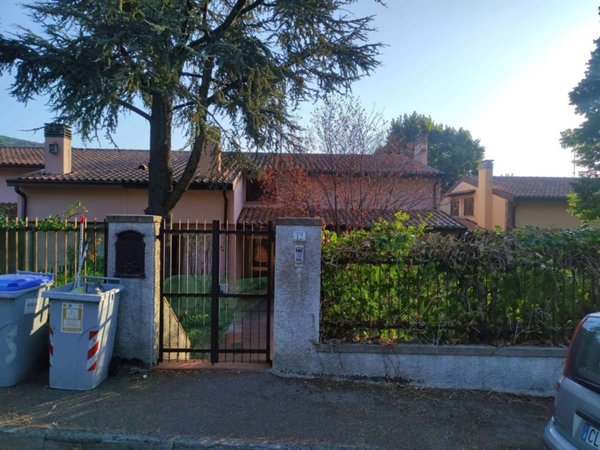 casa indipendente in vendita a Perugia in zona Lacugnano