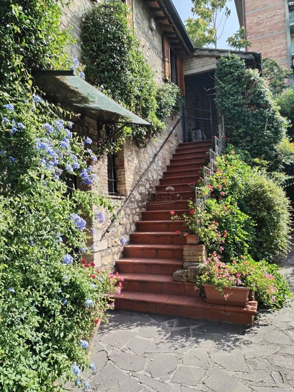 casa indipendente in vendita a Perugia in zona Case Bruciate