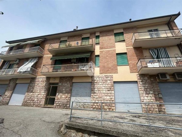 locale commerciale in vendita a Perugia in zona Montebello