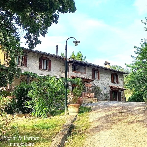 casa indipendente in vendita a Perugia in zona Parlesca