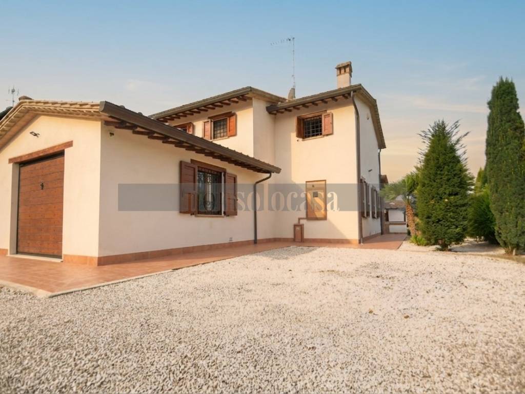 casa indipendente in vendita a Perugia in zona Parlesca
